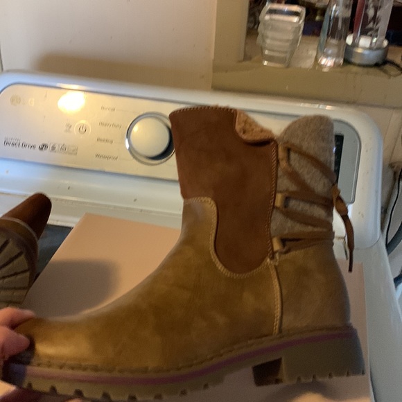 Super Cute Laced Ankle Boots - Picture 4 of 8